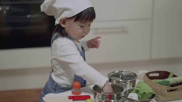 小女孩在家玩食物玩具视频素材