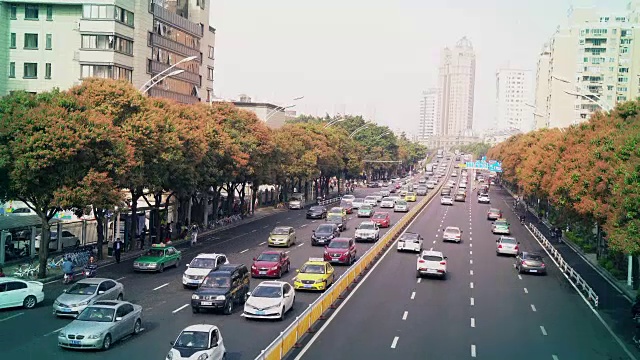 繁忙的交通视频素材画面1
