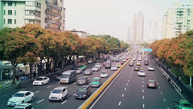 繁忙的交通视频素材画面2