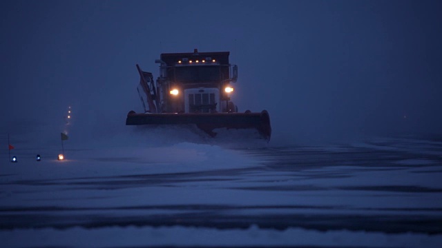 扫雪机清除飞机跑道上的积雪视频素材