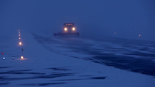 扫雪机清除机场积雪视频素材