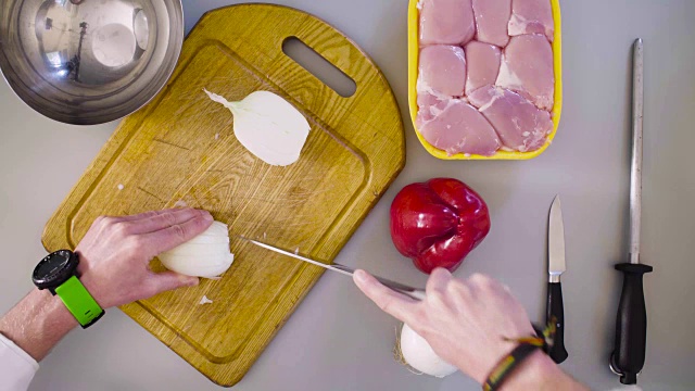 厨师正在做一道鸡肉菜。切洋葱视频素材