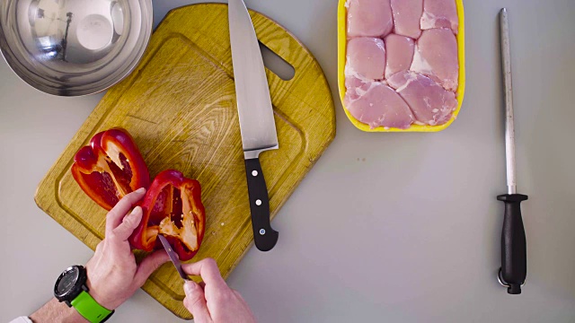 厨师正在做一道鸡肉菜。切辣椒视频素材