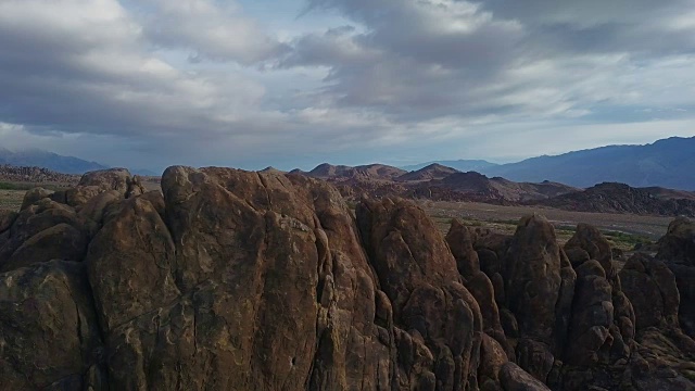 内华达山脉，公路和阿拉巴马山的鸟瞰图。视频素材