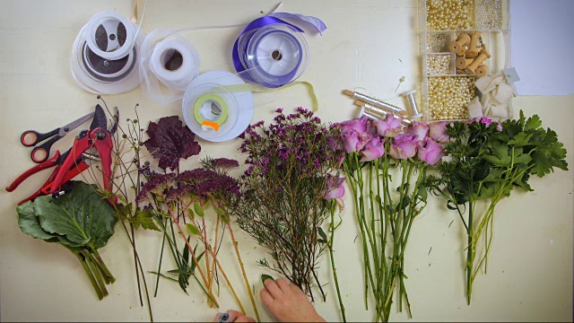 花商在工作台上铺花的手视频素材画面1