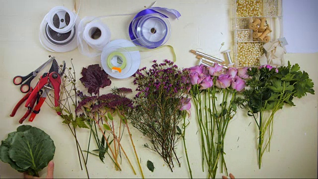 花商在工作台上铺花的手视频素材画面2