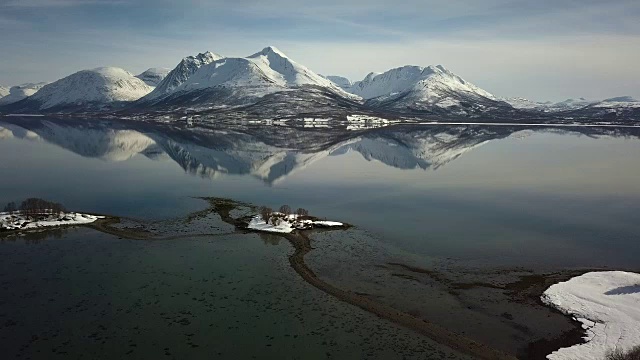 挪威群岛和挪威北部的岩层海湾视频素材