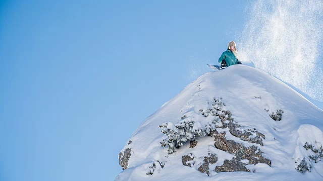 滑雪者站在雪山顶上视频素材