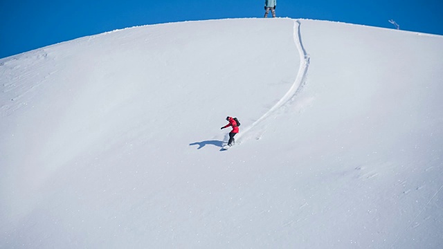 在原始滑雪斜坡上的偏远地区单板滑雪视频素材