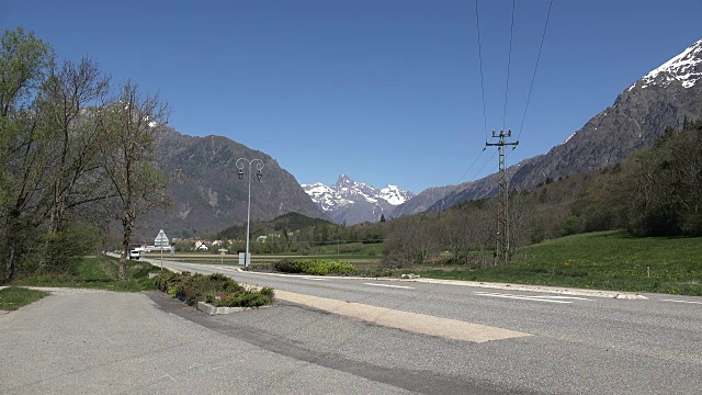 法国交通在Gap附近的道路上视频素材