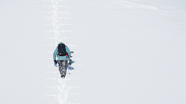 在雪山上滑雪视频素材