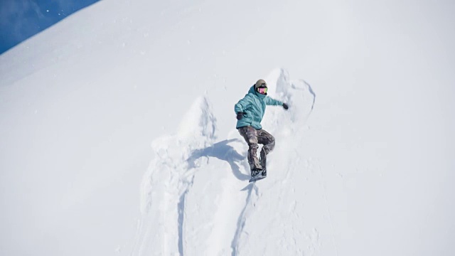 滑雪者在新雪上跳跃视频素材