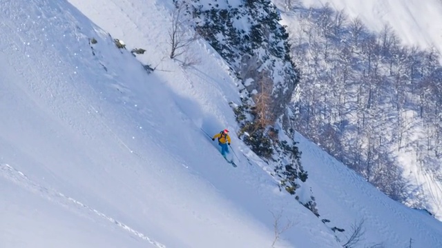 自由式滑雪者在滑雪道外滑雪视频素材