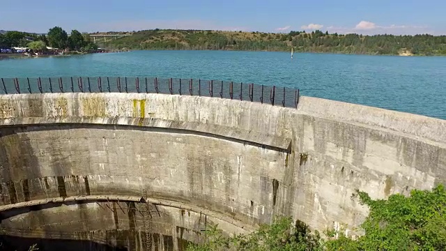 坝墙与水库的蓝色水视频素材