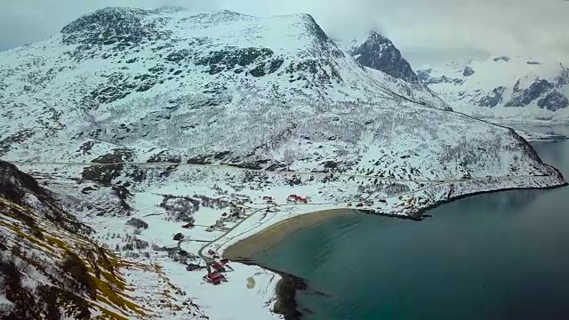 挪威北部的Grøtfjord群岛和岩层湾视频素材