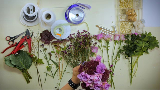 花商的手正在整理一束花视频素材画面1