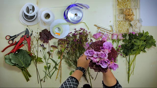 花商的手正在整理一束花视频素材画面2
