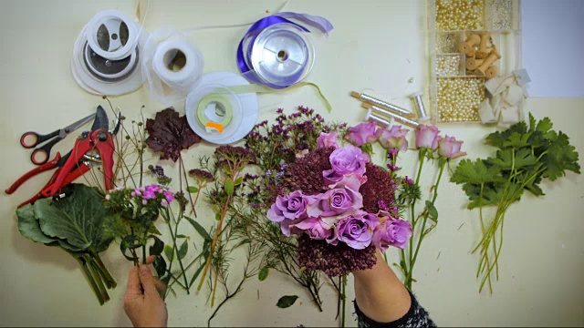 花商的手正在整理一束花视频素材画面3