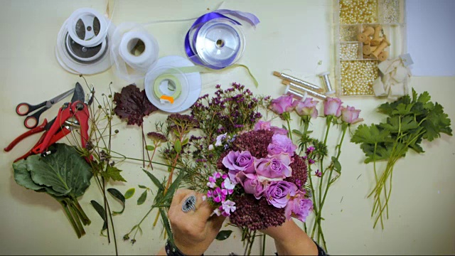 花商的手正在整理一束花视频素材画面4