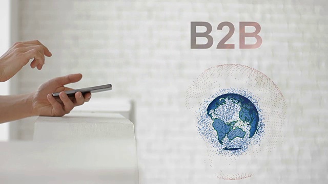 手启动地球的全息图和B2B文本视频素材