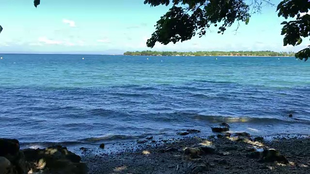 晴朗多风的日子里，热带岛屿上美丽的海滩视频素材