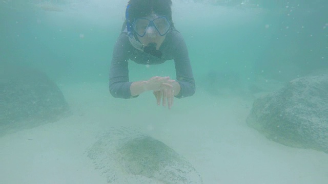 水下的人在海里浮潜视频素材