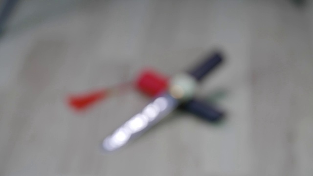 锋利的tanto与木制把手躺在鞘与红色流苏。视频素材画面3