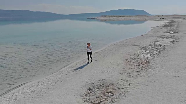 站在海滩上的女人视频素材