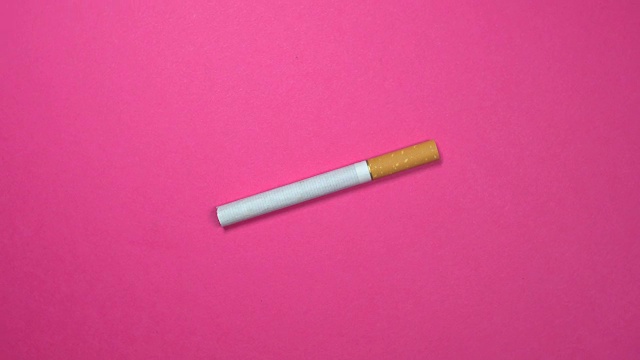 香烟特写，微距拍摄，在旋转的庞克背景上慢慢旋转。视频素材画面3