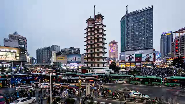 中国郑州——2018年3月25日:从日落到夜晚，中国郑州的二七牌纪念塔和交通视频素材画面1
