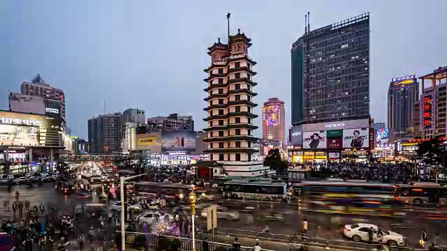 中国郑州——2018年3月25日:从日落到夜晚，中国郑州的二七牌纪念塔和交通视频素材画面2