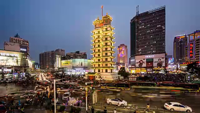 中国郑州——2018年3月25日:从日落到夜晚，中国郑州的二七牌纪念塔和交通视频素材画面3