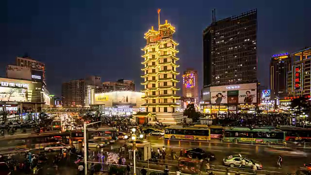中国郑州——2018年3月25日:从日落到夜晚，中国郑州的二七牌纪念塔和交通视频素材画面4