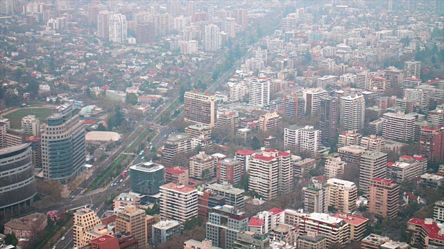 圣地亚哥智利鸟瞰图高角度以上的城市天际线视频素材