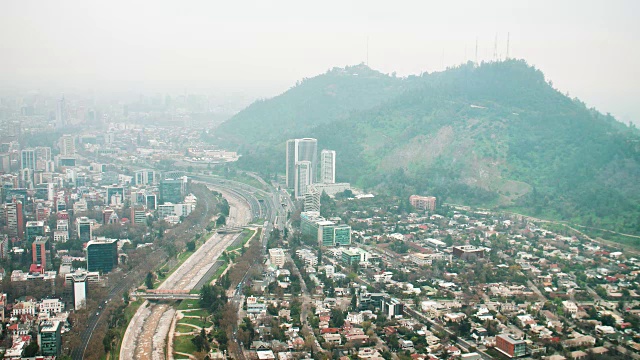 概览 城市 Santiago 智利 Mapocho River Cerro San Cristobal视频素材