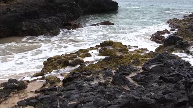 海浪冲击毛伊岛海岸视频素材