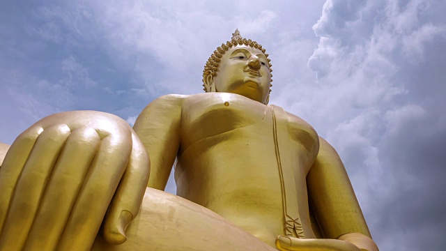 4k时间间隔，最大的佛像(腿宽63米，高95米)在泰国的Wat Muang, Ang Thong。视频素材画面1