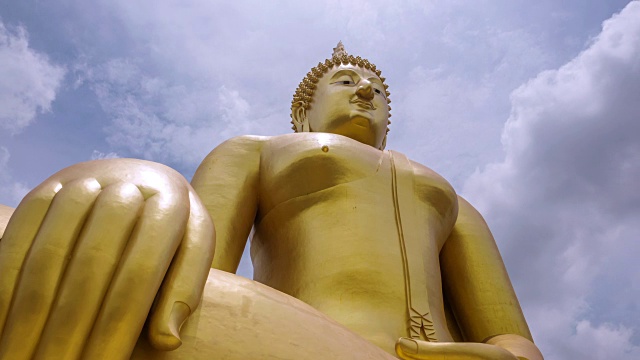 4k时间间隔，最大的佛像(腿宽63米，高95米)在泰国的Wat Muang, Ang Thong。视频素材画面2