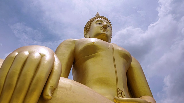 4k时间间隔，最大的佛像(腿宽63米，高95米)在泰国的Wat Muang, Ang Thong。视频素材画面3