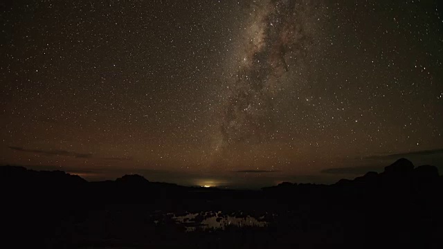 澳大利亚东部白天云层下的山脉视频素材画面2
