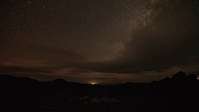 澳大利亚东部白天云层下的山脉视频素材画面4
