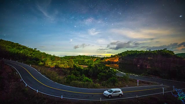 《山顶夜景行车路》中银河和星星的4k时间飞逝视频素材