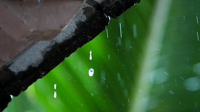 雨滴从屋顶落下，高清慢镜头。视频素材