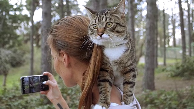 Selfy。一个女孩和一只猫在自拍视频素材