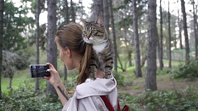 Selfy。一个女孩和一只猫在自拍视频素材