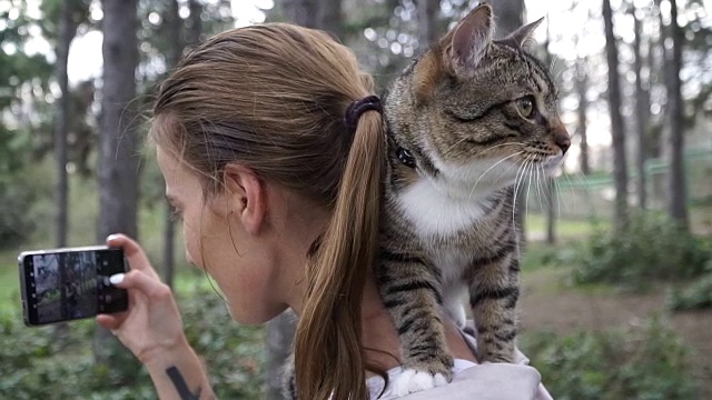 Selfy。一个女孩和一只猫在自拍视频素材