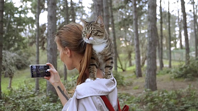 Selfy。一个女孩和一只猫在自拍视频素材