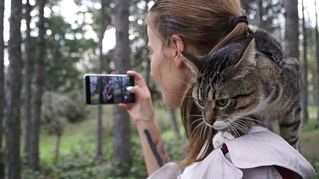 Selfy。一个女孩和一只猫在自拍视频素材