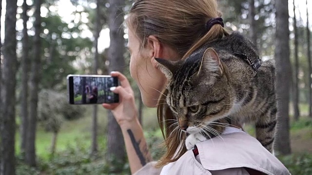 Selfy。一个女孩和一只猫在自拍视频素材