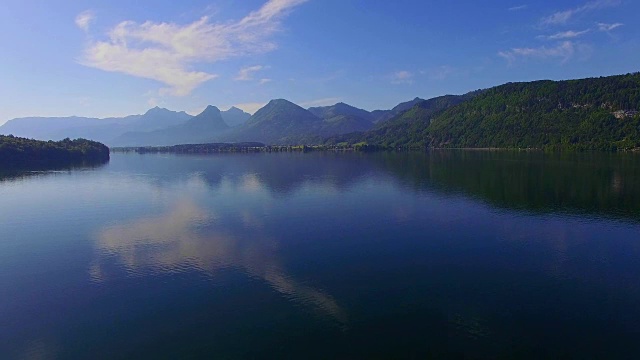 初夏一个阳光明媚的早晨，沃尔夫冈湖视频素材